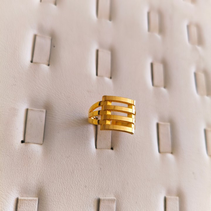Minimalist Çizgili Altın Yüzük